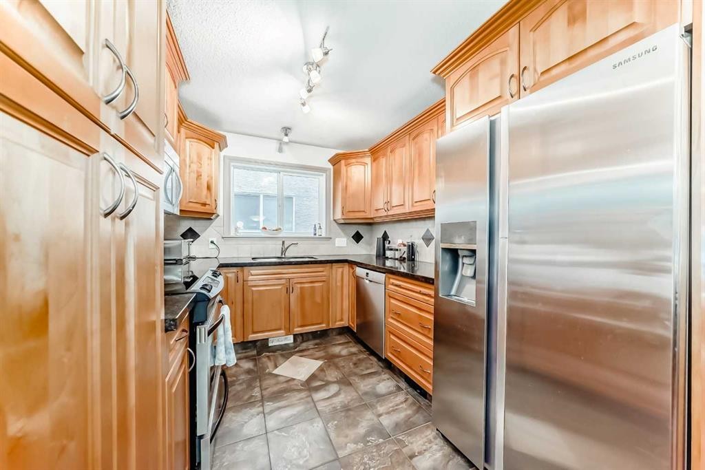 252 18 Avenue Nw, Calgary, AB - Indoor Photo Showing Kitchen With Stainless Steel Kitchen