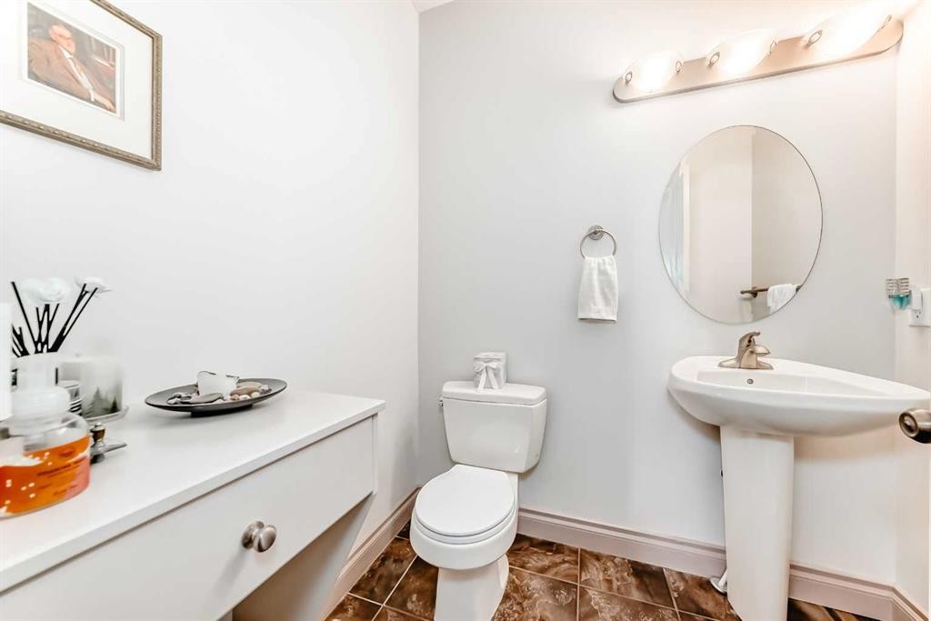 252 18 Avenue Nw, Calgary, AB - Indoor Photo Showing Bathroom