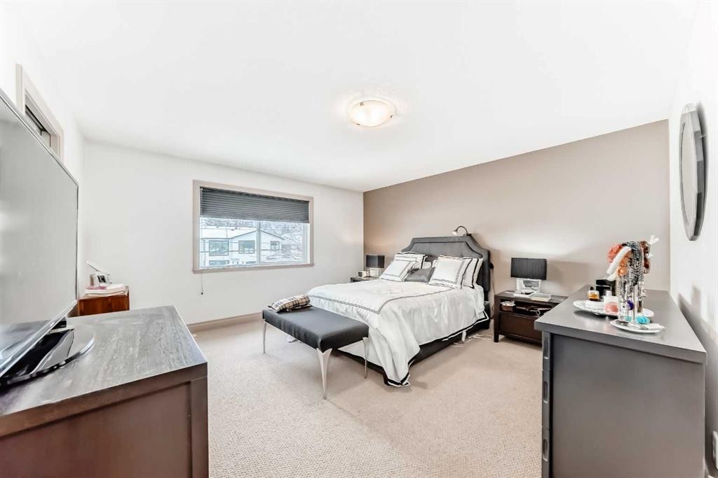 252 18 Avenue Nw, Calgary, AB - Indoor Photo Showing Bedroom