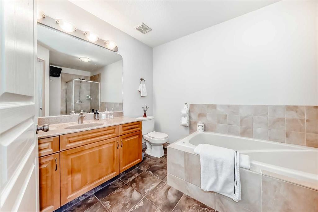 252 18 Avenue Nw, Calgary, AB - Indoor Photo Showing Bathroom