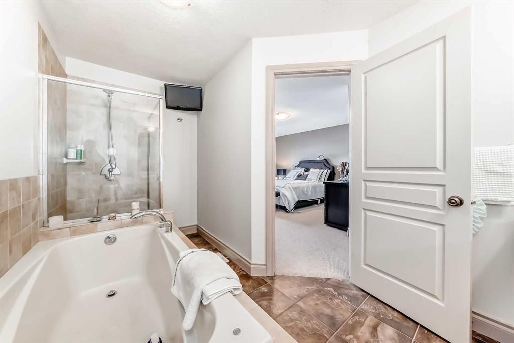 252 18 Avenue Nw, Calgary, AB - Indoor Photo Showing Bathroom