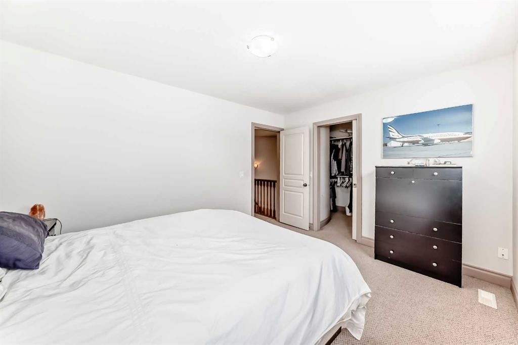 252 18 Avenue Nw, Calgary, AB - Indoor Photo Showing Bedroom