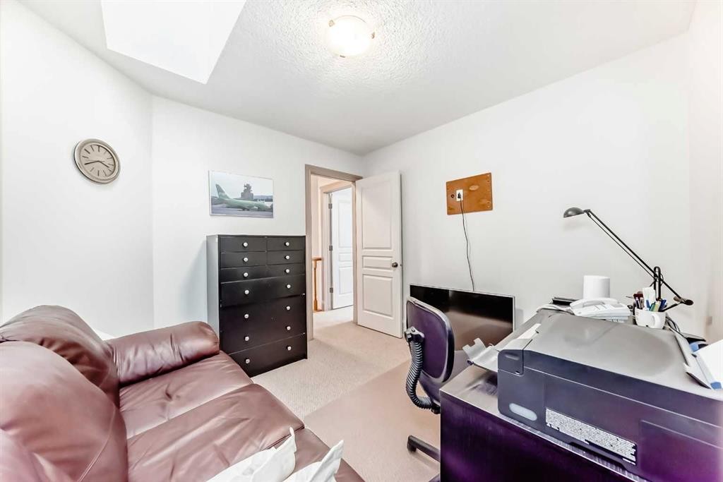 252 18 Avenue Nw, Calgary, AB - Indoor Photo Showing Bedroom