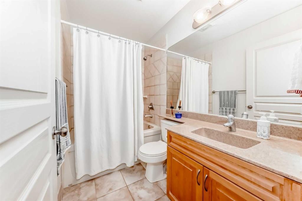 252 18 Avenue Nw, Calgary, AB - Indoor Photo Showing Bathroom