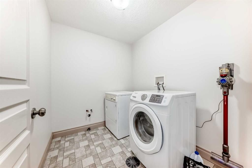 252 18 Avenue Nw, Calgary, AB - Indoor Photo Showing Laundry Room