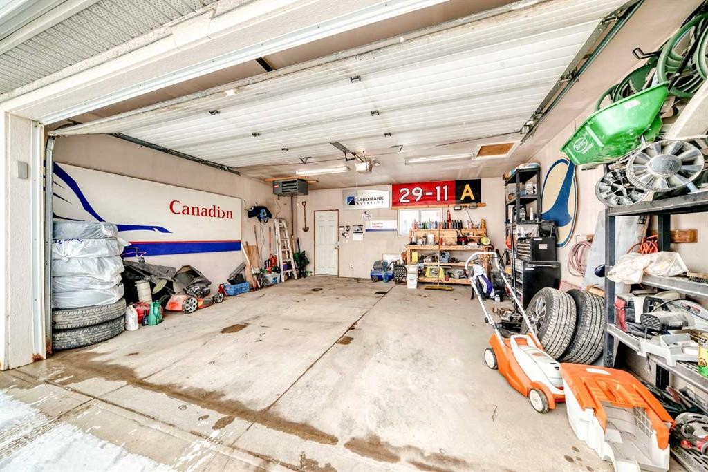 252 18 Avenue Nw, Calgary, AB - Indoor Photo Showing Garage