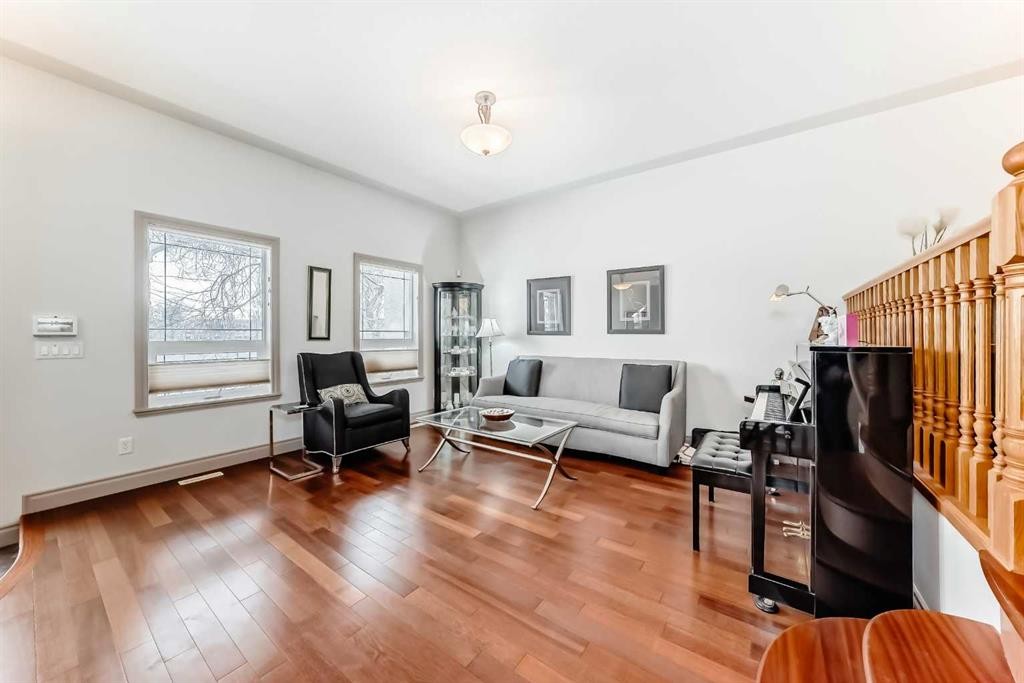 252 18 Avenue Nw, Calgary, AB - Indoor Photo Showing Living Room