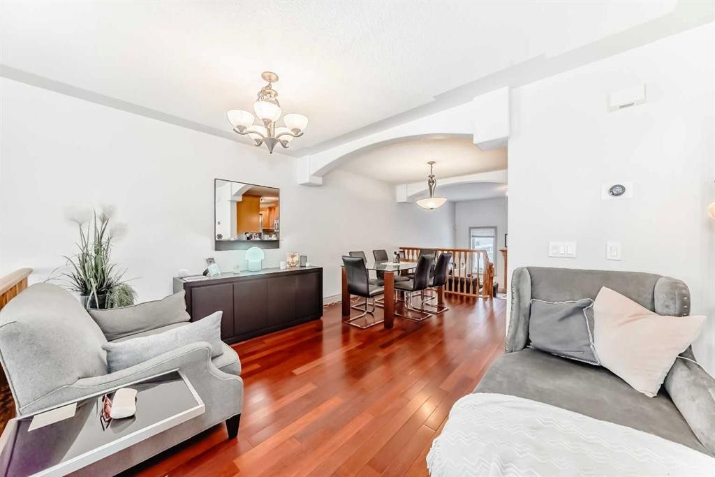 252 18 Avenue Nw, Calgary, AB - Indoor Photo Showing Living Room