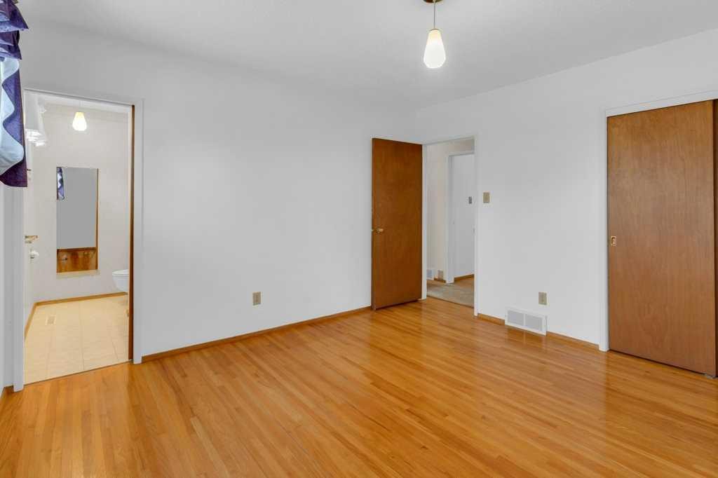 113 Brown Crescent Nw, Calgary, AB - Indoor Photo Showing Other Room