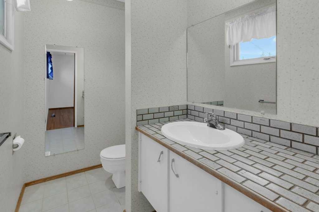 113 Brown Crescent Nw, Calgary, AB - Indoor Photo Showing Bathroom