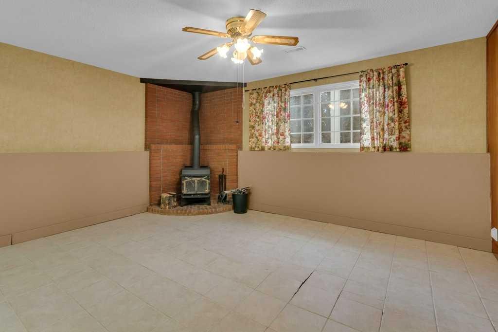 113 Brown Crescent Nw, Calgary, AB - Indoor Photo Showing Other Room