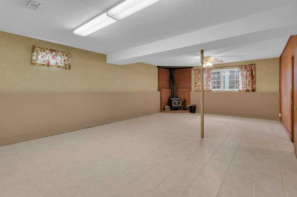 113 Brown Crescent Nw, Calgary, AB - Indoor
