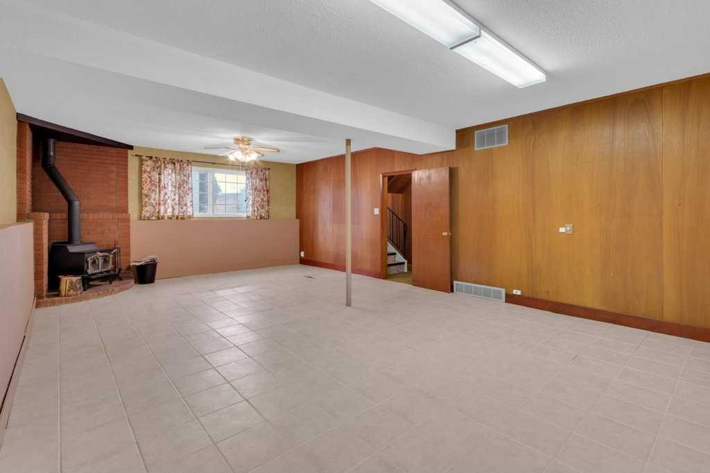 113 Brown Crescent Nw, Calgary, AB - Indoor