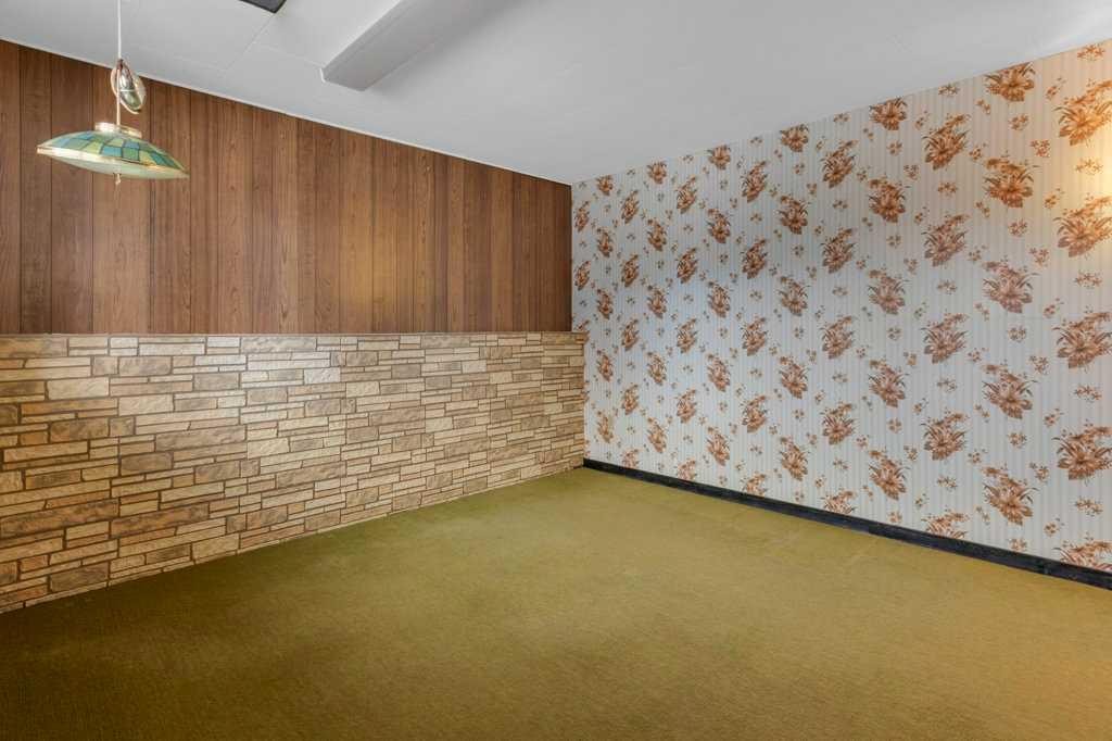 113 Brown Crescent Nw, Calgary, AB - Indoor Photo Showing Other Room
