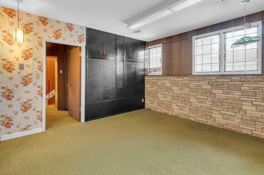 113 Brown Crescent Nw, Calgary, AB - Indoor Photo Showing Other Room