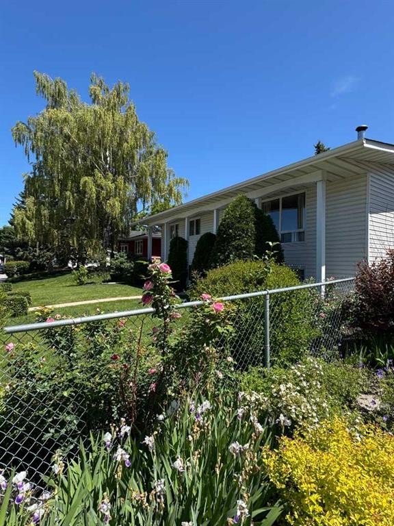 113 Brown Crescent Nw, Calgary, AB - Outdoor