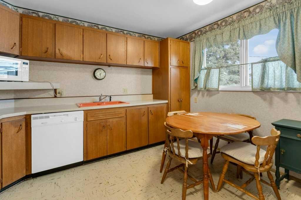 113 Brown Crescent Nw, Calgary, AB - Indoor