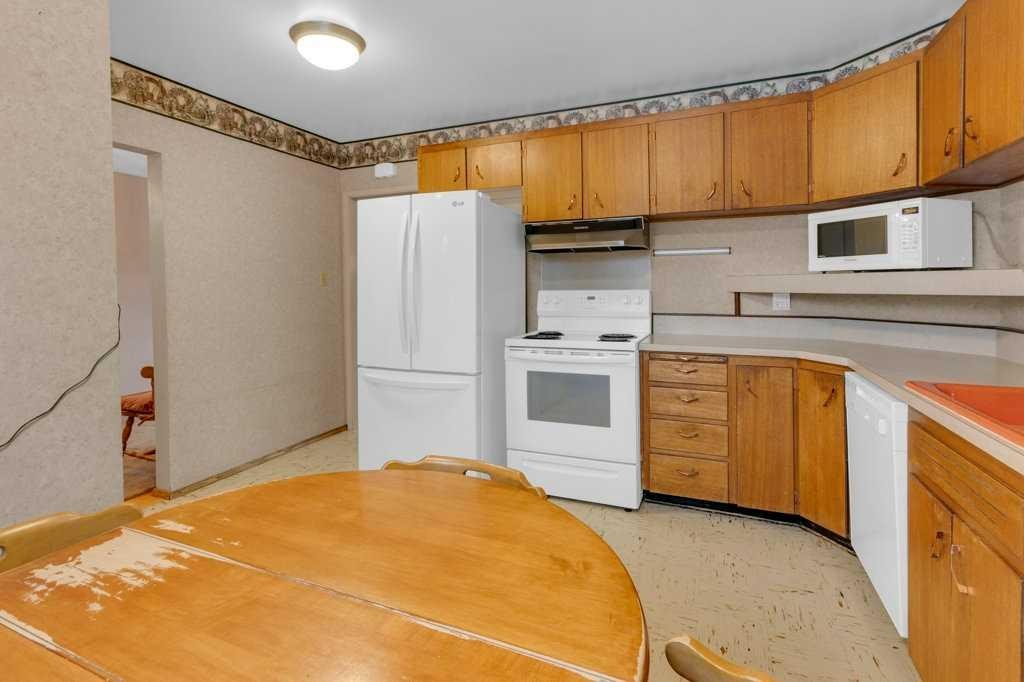 113 Brown Crescent Nw, Calgary, AB - Indoor Photo Showing Kitchen