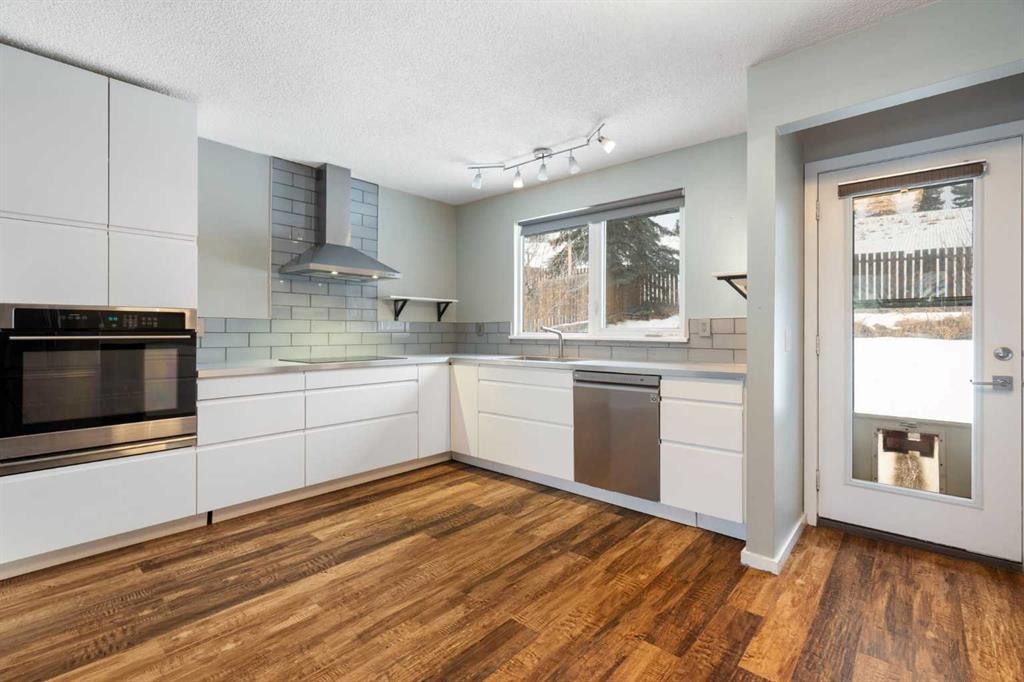 80 Ogmoor Crescent Se, Calgary, AB - Indoor Photo Showing Kitchen