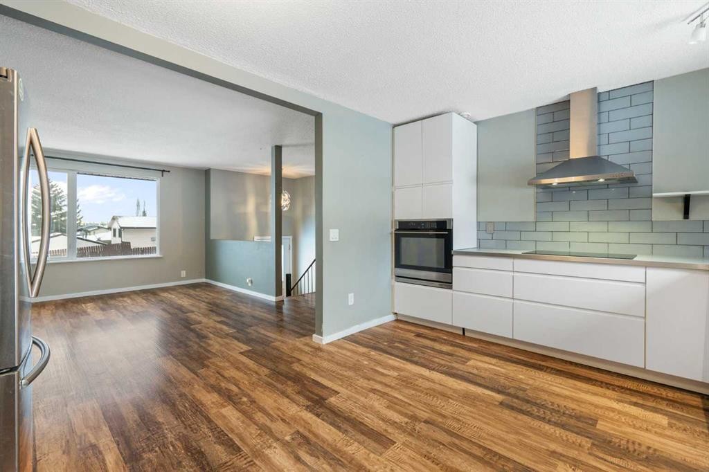 80 Ogmoor Crescent Se, Calgary, AB - Indoor Photo Showing Kitchen