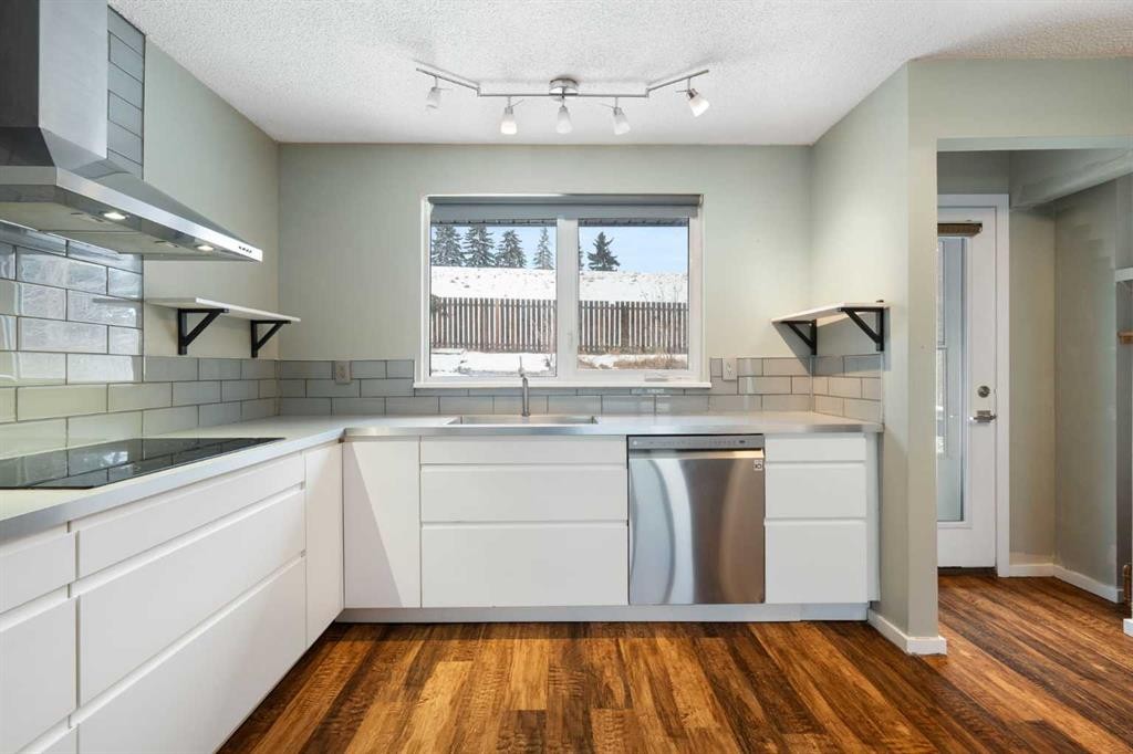 80 Ogmoor Crescent Se, Calgary, AB - Indoor Photo Showing Kitchen