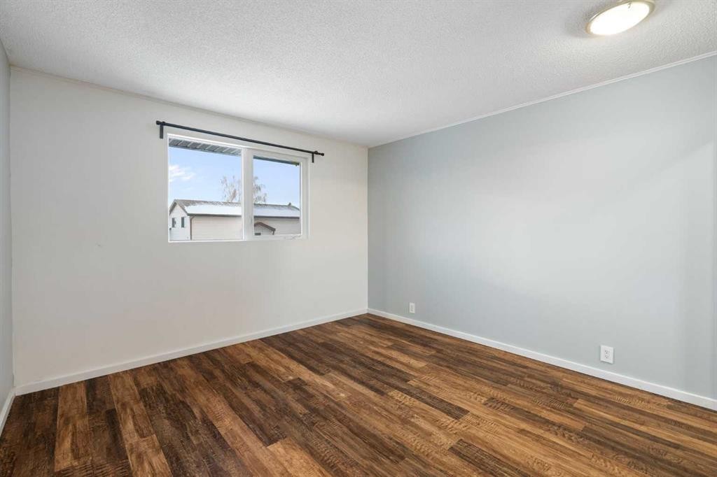 80 Ogmoor Crescent Se, Calgary, AB - Indoor Photo Showing Other Room