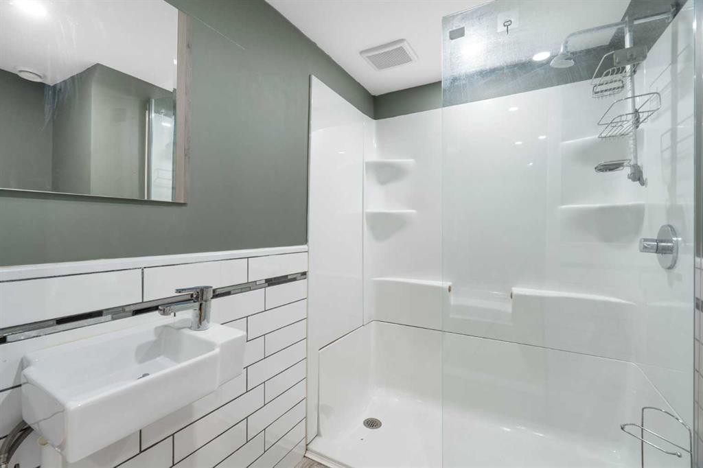 80 Ogmoor Crescent Se, Calgary, AB - Indoor Photo Showing Bathroom