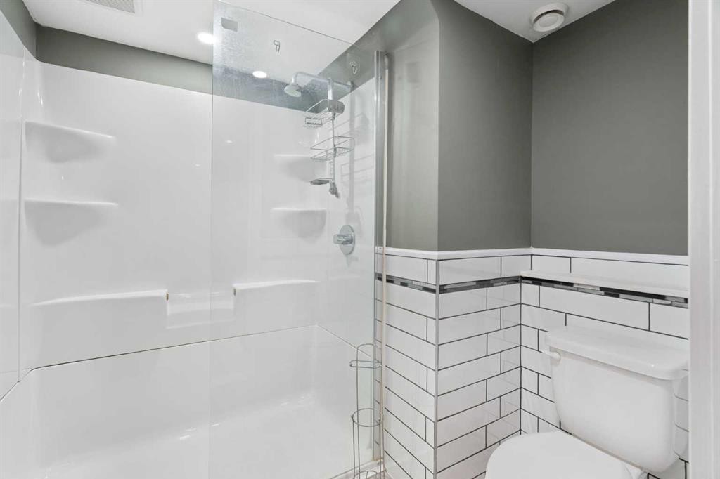 80 Ogmoor Crescent Se, Calgary, AB - Indoor Photo Showing Bathroom