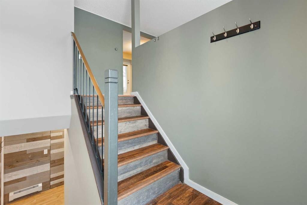 80 Ogmoor Crescent Se, Calgary, AB - Indoor Photo Showing Other Room