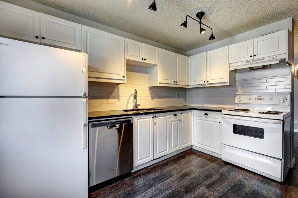 211-1335 12 Avenue Sw, Calgary, AB - Indoor Photo Showing Kitchen