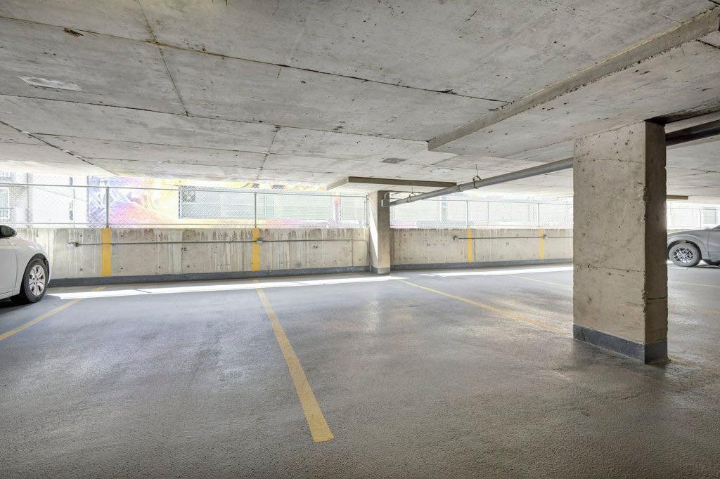 211-1335 12 Avenue Sw, Calgary, AB - Indoor Photo Showing Garage