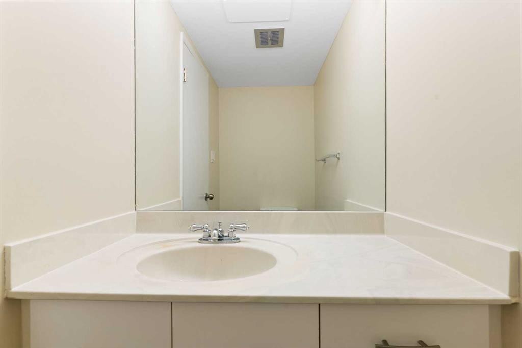 32-80 Galbraith Drive Sw, Calgary, AB - Indoor Photo Showing Bathroom