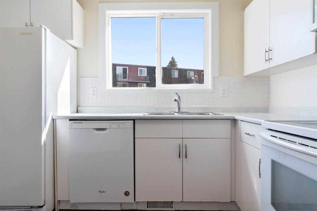 32-80 Galbraith Drive Sw, Calgary, AB - Indoor Photo Showing Kitchen With Double Sink