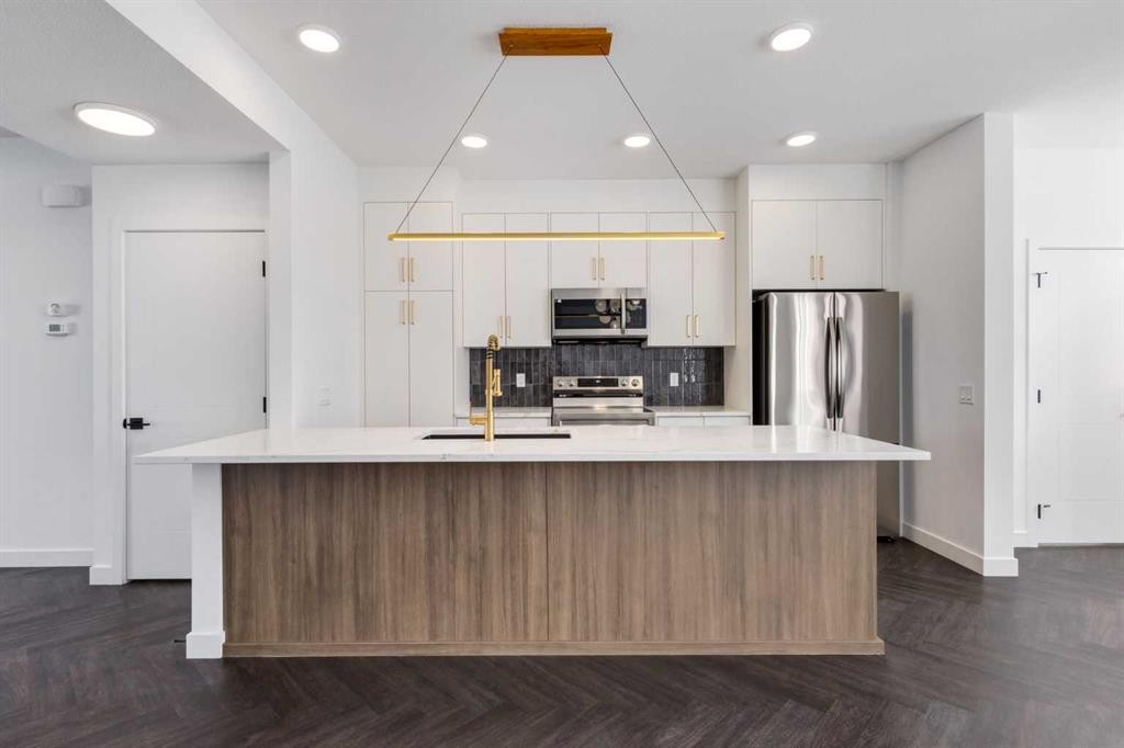74 Agate Road, Cochrane, AB - Indoor Photo Showing Kitchen With Upgraded Kitchen