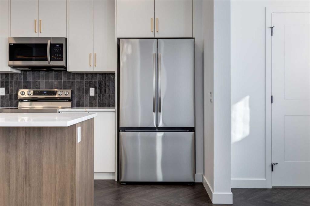 74 Agate Road, Cochrane, AB - Indoor Photo Showing Kitchen