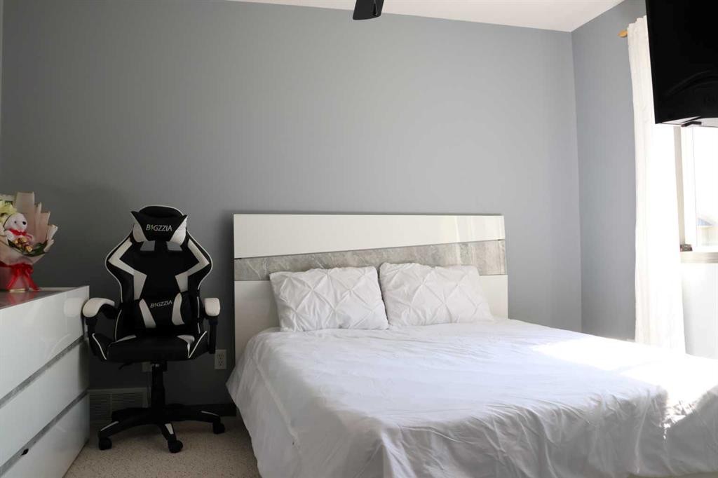 266 Martha'S Manor Ne, Calgary, AB - Indoor Photo Showing Bedroom