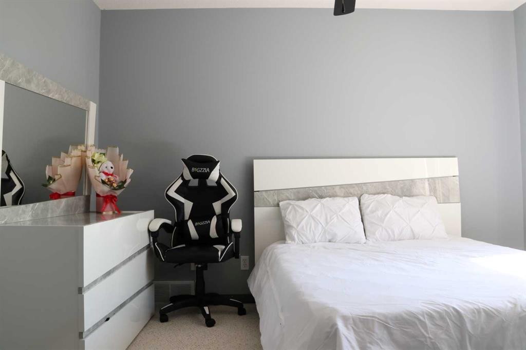 266 Martha'S Manor Ne, Calgary, AB - Indoor Photo Showing Bedroom
