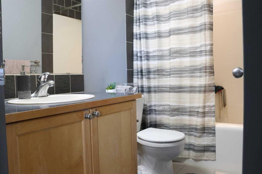 266 Martha'S Manor Ne, Calgary, AB - Indoor Photo Showing Bathroom