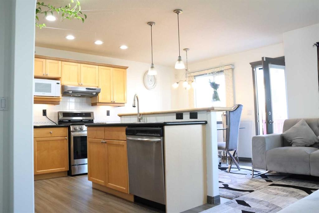 266 Martha'S Manor Ne, Calgary, AB - Indoor Photo Showing Kitchen With Stainless Steel Kitchen