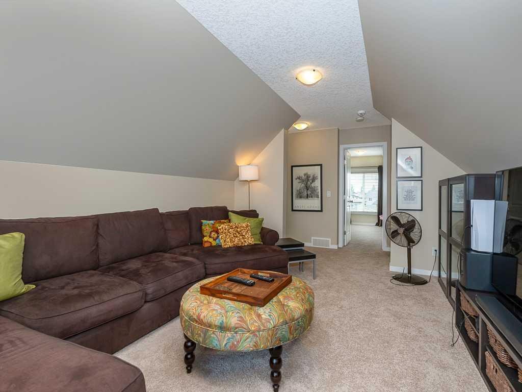 14 Walden Road Se, Calgary, AB - Indoor Photo Showing Living Room