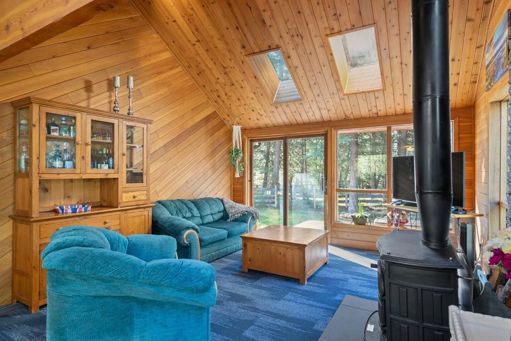 9 Ghost Road, Benchlands, AB - Indoor Photo Showing Living Room