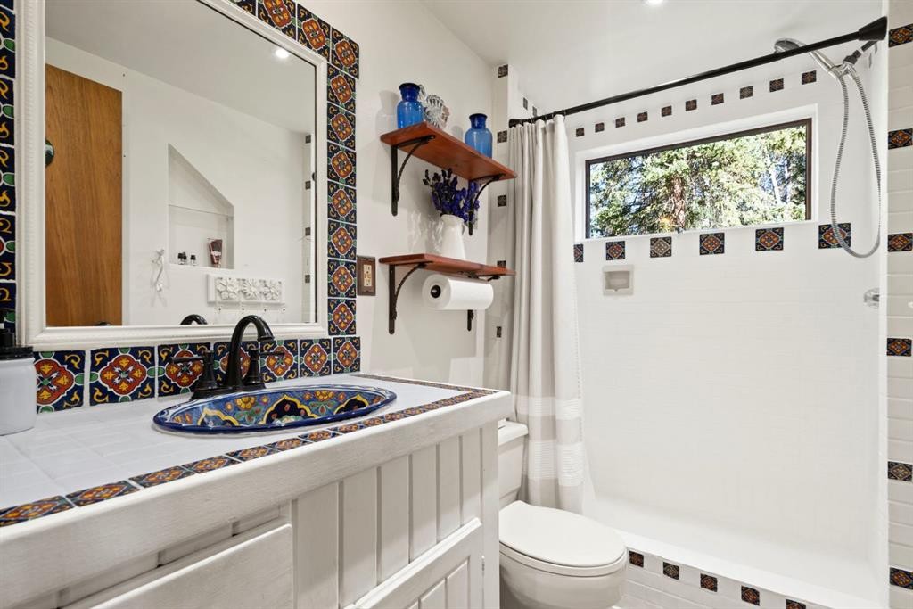 9 Ghost Road, Benchlands, AB - Indoor Photo Showing Bathroom