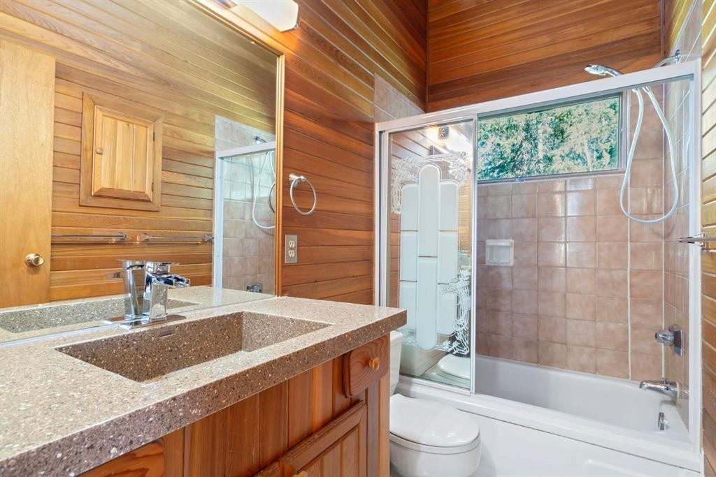 9 Ghost Road, Benchlands, AB - Indoor Photo Showing Bathroom