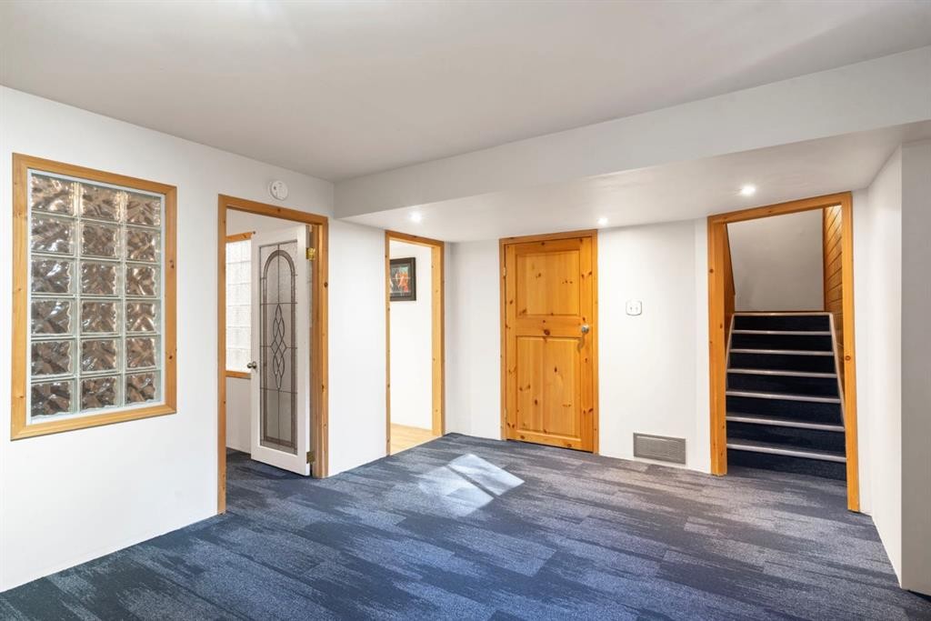 9 Ghost Road, Benchlands, AB - Indoor Photo Showing Other Room