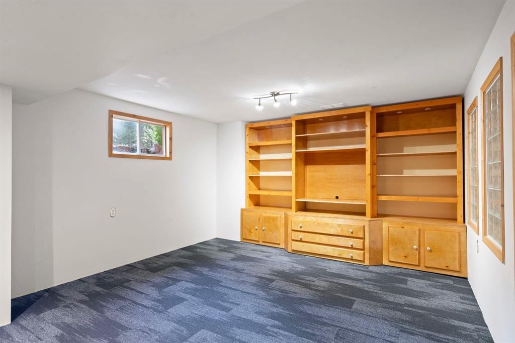 9 Ghost Road, Benchlands, AB - Indoor Photo Showing Other Room