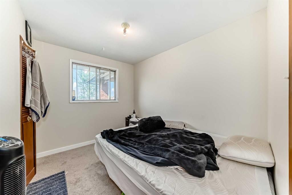 1502 49 Street Se, Calgary, AB - Indoor Photo Showing Bedroom