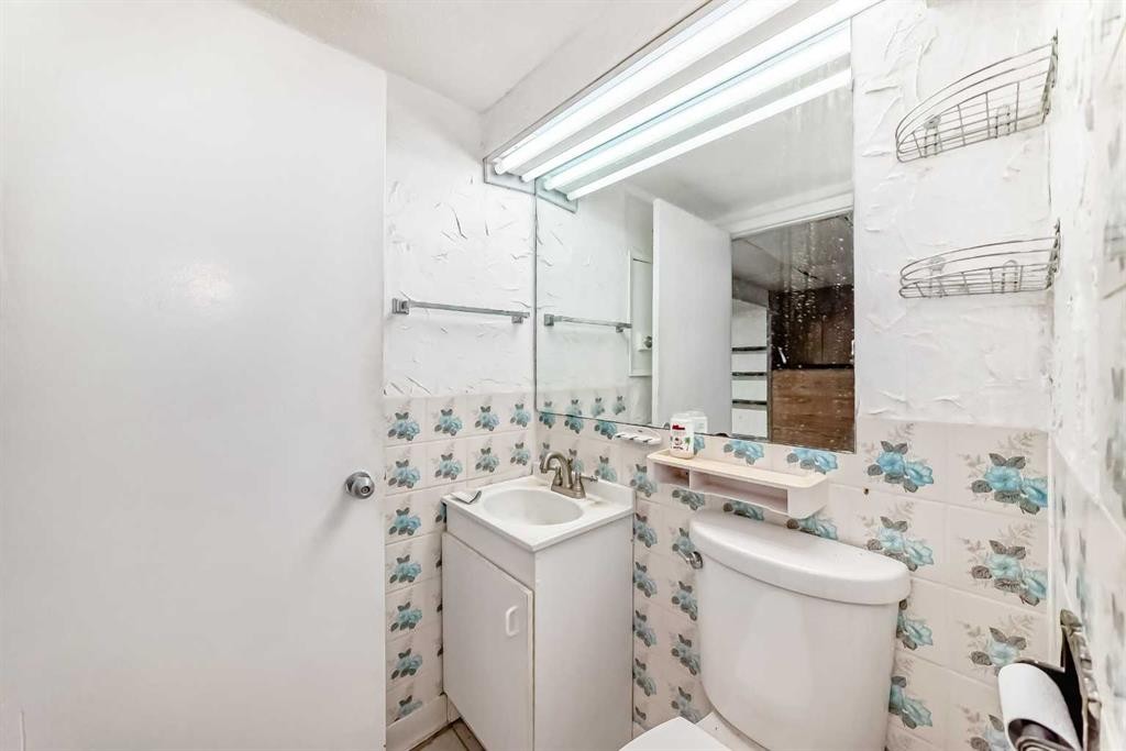 1502 49 Street Se, Calgary, AB - Indoor Photo Showing Bathroom