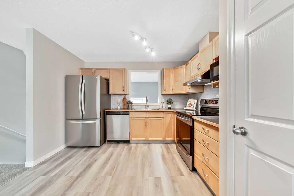 126 Everhollow Heights Sw, Calgary, AB - Indoor Photo Showing Kitchen