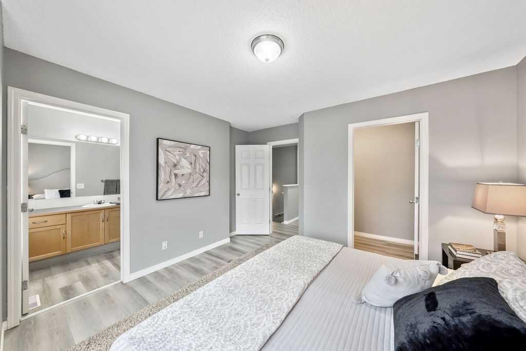 126 Everhollow Heights Sw, Calgary, AB - Indoor Photo Showing Bedroom