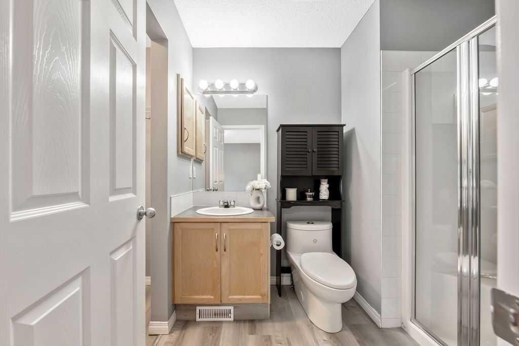 126 Everhollow Heights Sw, Calgary, AB - Indoor Photo Showing Bathroom